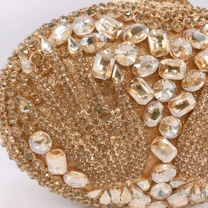 Pochette de soirée dorée avec motif ajouré élégant et cristaux strass scintillants