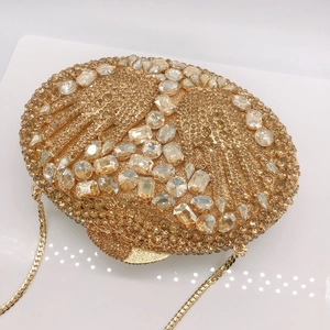 Pochette de soirée dorée en forme de coquillage avec cristaux brillants et chaîne en métal