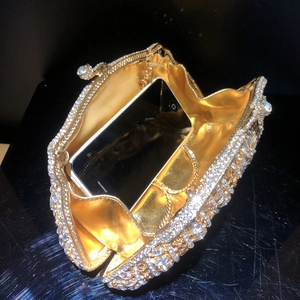 Pochette de soirée dorée évidée avec strass scintillants et doublure métal