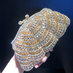Vue détaillée d'une pochette de soirée dorée ornée de strass brillants de forme marquise