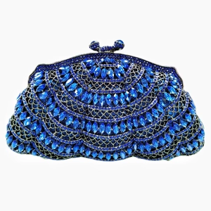 Gros plan détaillé des strass en cristal bleu foncé sur une pochette de soirée coquillage