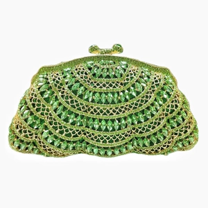Vue détaillée des strass verts en vagues et du fermoir noeud doré sur le sac de soirée