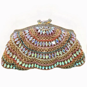 Détails de la pochette de soirée dorée ajourée avec strass colorés et cadre métallique
