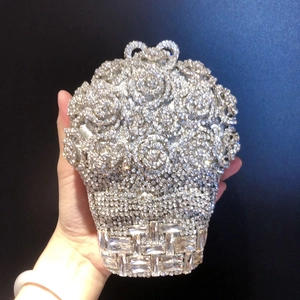 Pochette de soirée élégante en forme de panier de roses argenté avec cristaux brillants