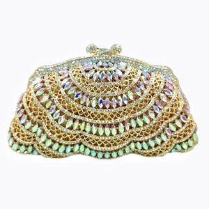 Détail de la pochette de soirée dorée avec strass superposés et fermoir nœud