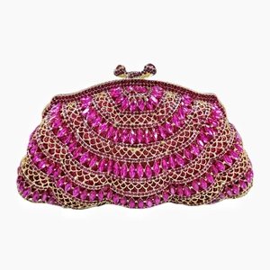 Détails des cristaux roses en éventail sur le cadre doré du sac de soirée