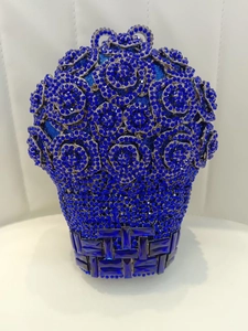 Détail de la pochette de luxe bleu roi avec cristaux et motifs floraux élégants