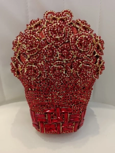 Vue détaillée de la pochette en cristal rose rouge avec détails en diamants incrustés