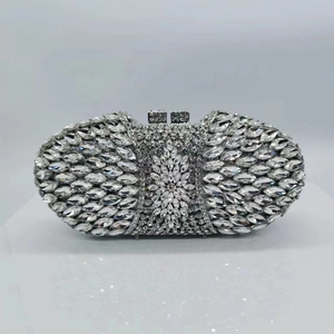 Pochette de soirée en métal argenté avec strass brillants et motifs floraux