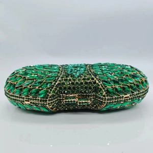 Détail de strass vert émeraude sur pochette de soirée de luxe à cadre métallique