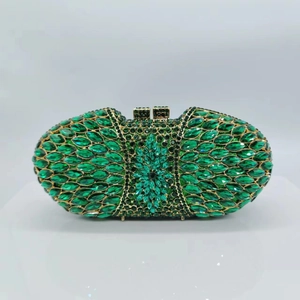 Elegante smaragdgroene strass clutch met gouden bies en een ovaal hardshell ontwerp