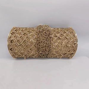 Détail d'une pochette de soirée dorée avec texture diamant évidée et fermoir cristal