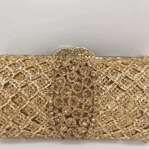 Gros plan détaillé des cristaux strass champagne doré et maille métallique sur la pochette