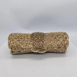 Vue détaillée de la pochette de soirée dorée champagne avec motif de diamants de luxe