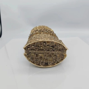 Détail macro des cristaux dorés et du cadre métallique de cette pochette de soirée