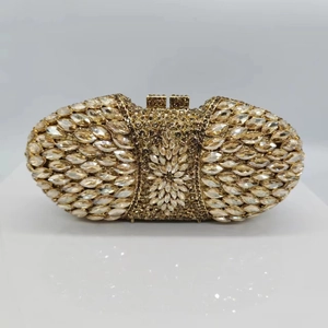 Luxe champagne gouden clutch met marquise strassteentjes en metalen frame