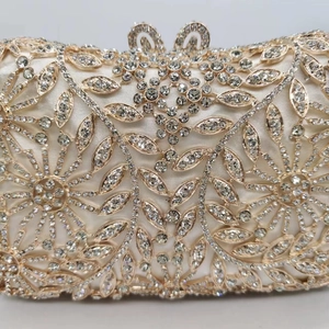 Sac pochette de soirée luxe champagne avec strass et motifs floraux ajourés pour mariages