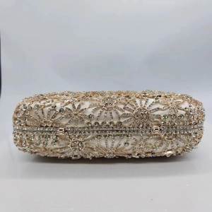 Pochette de soirée dorée évidée avec strass scintillants et motif floral chic