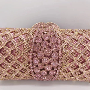 Pochette de soirée rose avec strass, monture en métal doré et centre en cristal floral