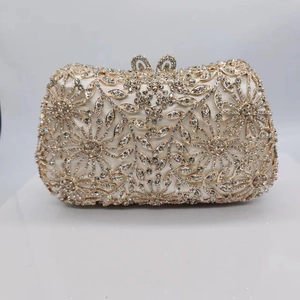 Détails d'une pochette de soirée florale en strass champagne avec fermoir couronne