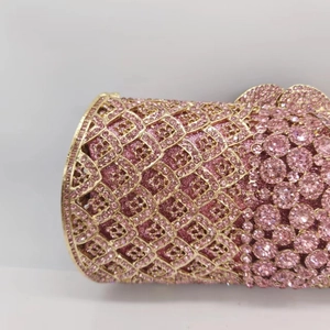 Détail du sac de soirée en cristaux roses avec motif ajouré en métal doré
