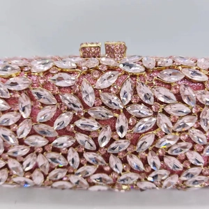Détail de la pochette de soirée rose avec cristaux marquise et fermoir doré chic