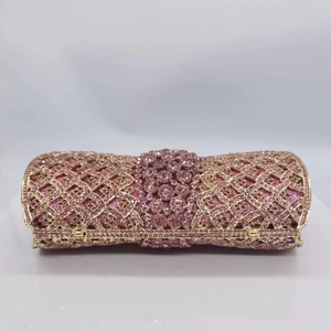 Détail macro de la pochette de soirée à strass roses et cadre géométrique doré