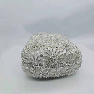 Gros plan détaillé de motifs floraux argentés ajourés avec des strass de luxe scintillants