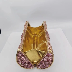 Pochette de soirée en strass roses avec doublure dorée et coque rigide élégante