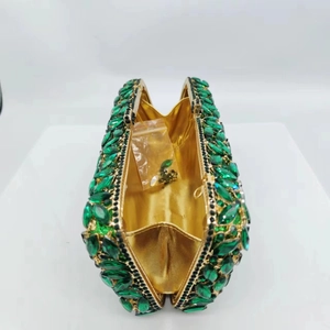 Pochette de soirée élégante en métal évidé sertie de cristaux émeraude étincelants