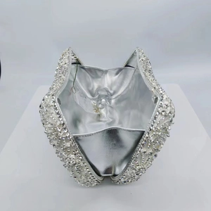 Vue interne de la pochette en strass argentés avec design évidé de luxe et doublure métal
