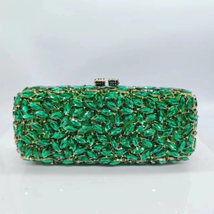 Détail de la pochette de soirée en strass marquise verts avec fermoir en gemme