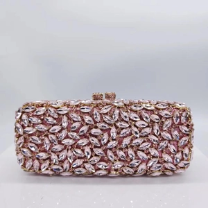 Détail des cristaux marquise roses et fermoirs métalliques d'une pochette de soirée