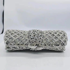 Détail macro d'une pochette de soirée luxueuse en strass argentés au motif géométrique