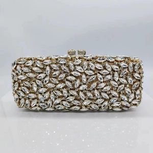 Détail des cristaux marquise scintillants sur cette pochette de soirée en métal ajouré