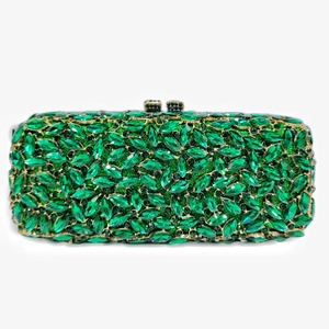 Gros plan de cristaux marquise verts sur une pochette de soirée rectangulaire dorée