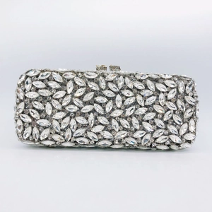 Détail des strass marquise argentés et du fermoir en métal sur cette pochette de soirée