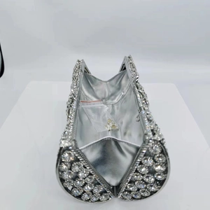 Détail de l'intérieur de la pochette de soirée argentée avec doublure et cristaux