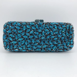 Détail de pochette rectangulaire élégante avec cristaux bleus et fermoir en gemme