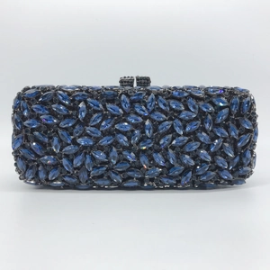 Détail de la pochette de soirée bleu saphir sertie de cristaux de coupe marquise
