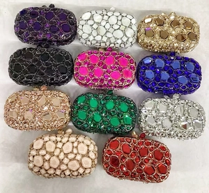 Détails de pochettes de soirée de luxe ornées de cristaux et pierres multicolores