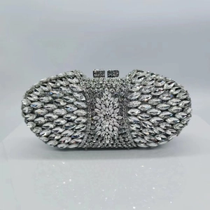Luxe zilveren ovale avondclutch bezet met marquise-geslepen strassteentjes