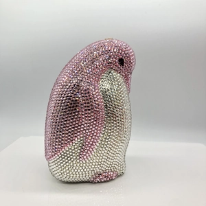 Detailansicht einer Pinguin-Clutch mit luxuriösen rosa und weißen Kristall-Strasssteinen