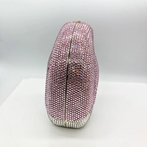 Luxuriöse Abendtasche besetzt mit rosa und silbernen Kristallen in einer Tropfenform
