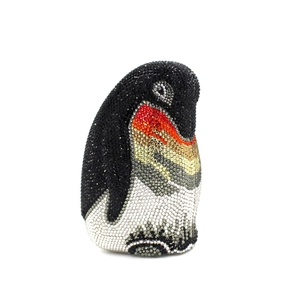 Detailaufnahme der Pinguin-Abendtasche mit handgesetzten Kristallen und edler Verarbeitung