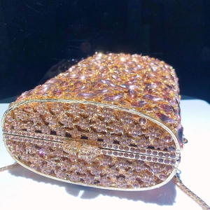 Nahaufnahme der rosa Kristall-Abendtasche mit Goldrahmen und abnehmbarer Kette