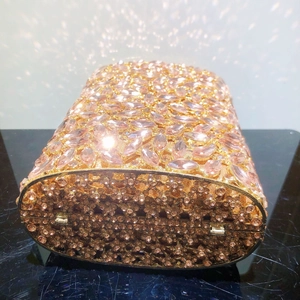 Detailansicht der luxuriösen Abendtasche mit rosa Kristallen und Marquise-Steinen