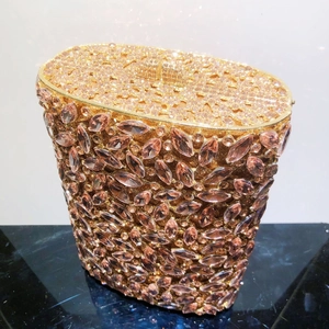 Detailaufnahme der champagnergoldenen Abendtasche mit marquiseförmigen Kristallverzierungen