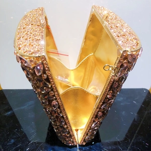V-förmige Luxus-Abendtasche mit rosa Kristallen und goldenem Metallrahmen