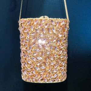 Elegante Abendtasche mit rosa Kristallen im Marquise-Schliff und goldener Kette